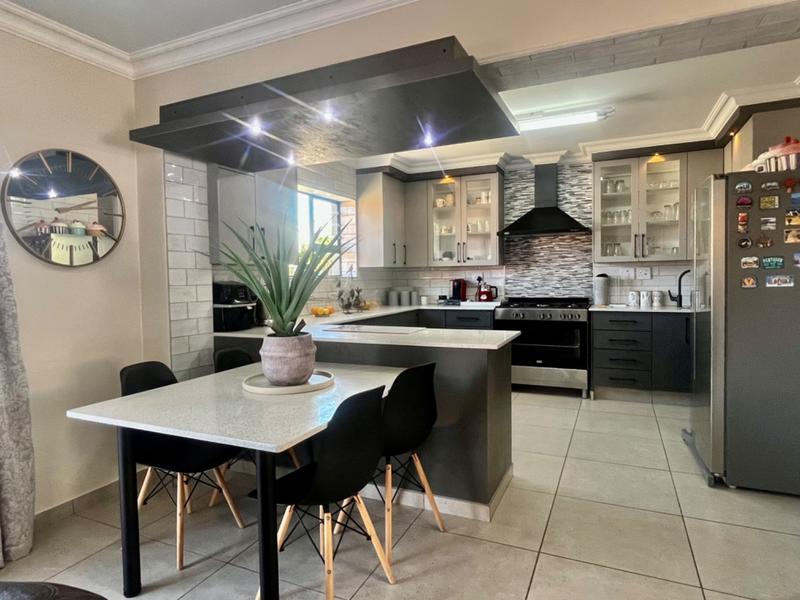 3 Bedroom Property for Sale in Fraaiuitsig Western Cape